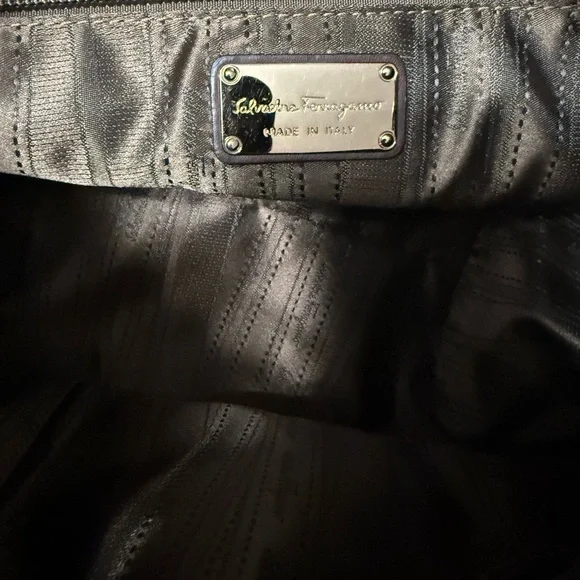 Gorgeous Salvatore Ferragamo Erin Two-Tone Convertible bag in Leather & Suede - Picture 8 of 13